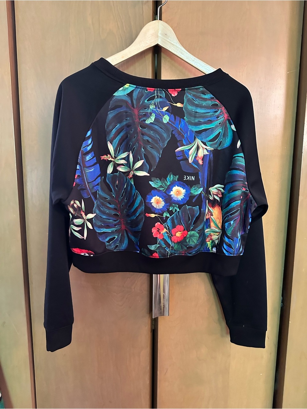 Nike Black Cropped Sweatshirt with Vibrant Tropical Print - Picture 2 of 3
